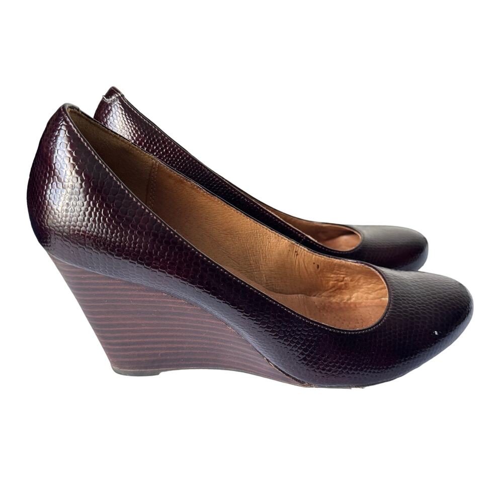 Clarks Shoes Womens 9.5 Burgundy Red 3.5in Wedge Closed Toe Snake Print Pumps